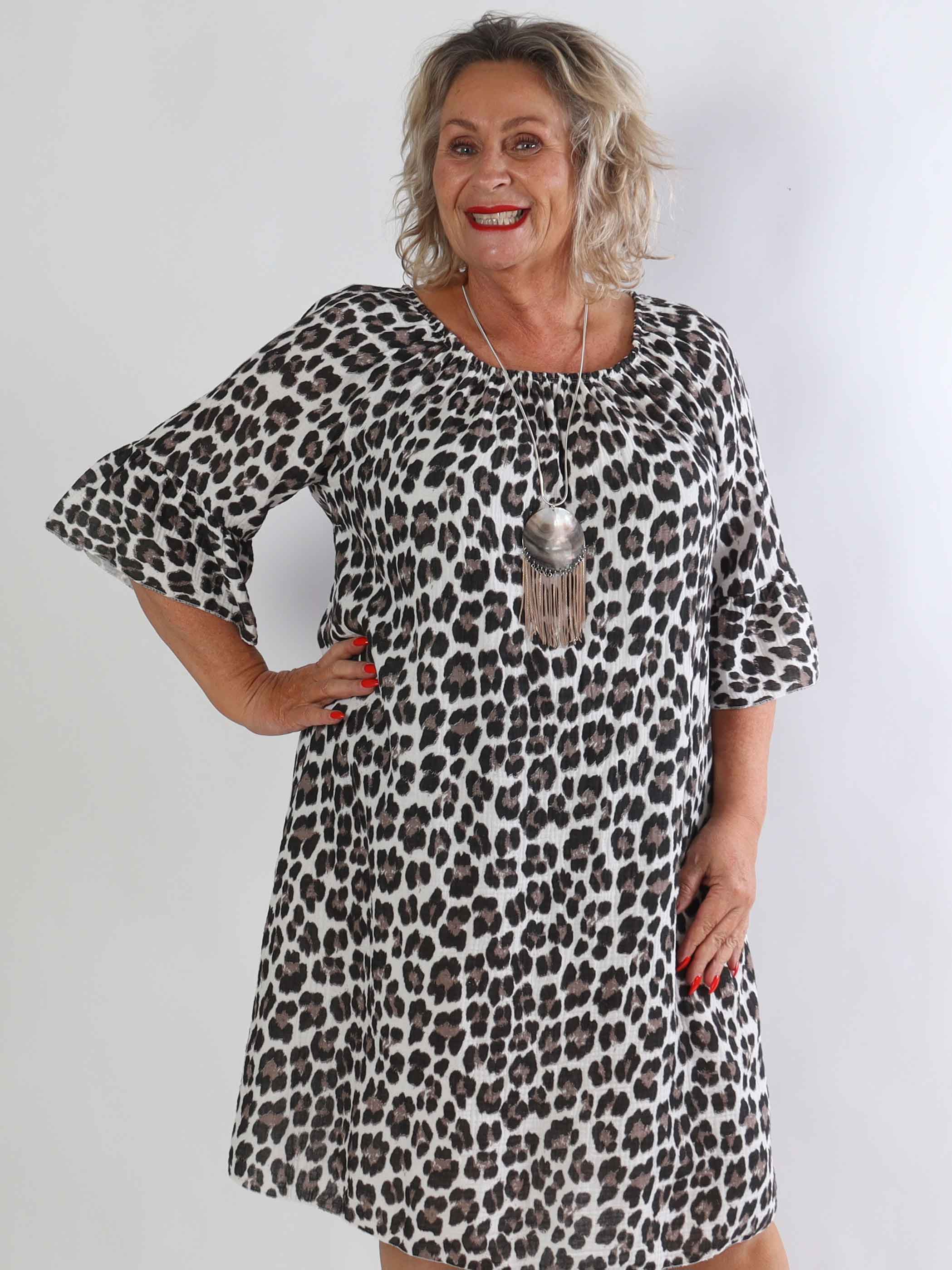 Antonella - Plus size kjole i blødt bomuldsbæk og bølge stof med et fint leoprint